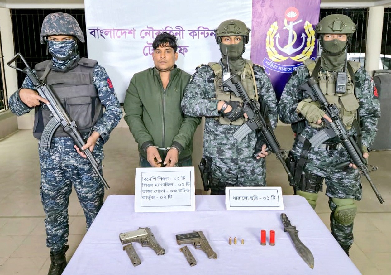 নৌবাহিনীর অভিযানে টেকনাফে আগ্নেয়াস্ত্রসহ ওয়ারেন্টভুক্ত আসামি আটক