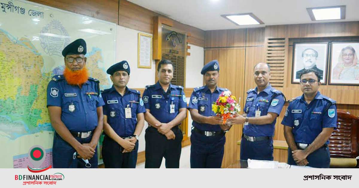 মুন্সীগঞ্জে পুলিশ সুপার আব্দুল মোমনকে ফুলেল শুভেচ্ছা