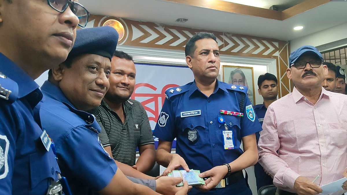৯৯৯-এ ফোন পেয়ে হারিয়ে যাওয়া টাকা উদ্ধার করল পুলিশ