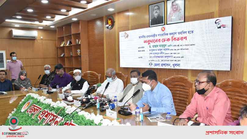 খুলনায় সাংবাদিকদের অনুদানের চেক বিতরণ অনুষ্ঠান