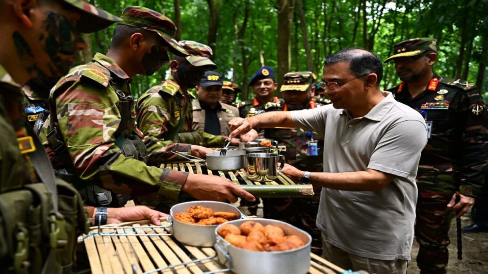 সেনাবাহিনীর মহড়ায় আকস্মিক পরিদর্শনে প্রধানমন্ত্রী