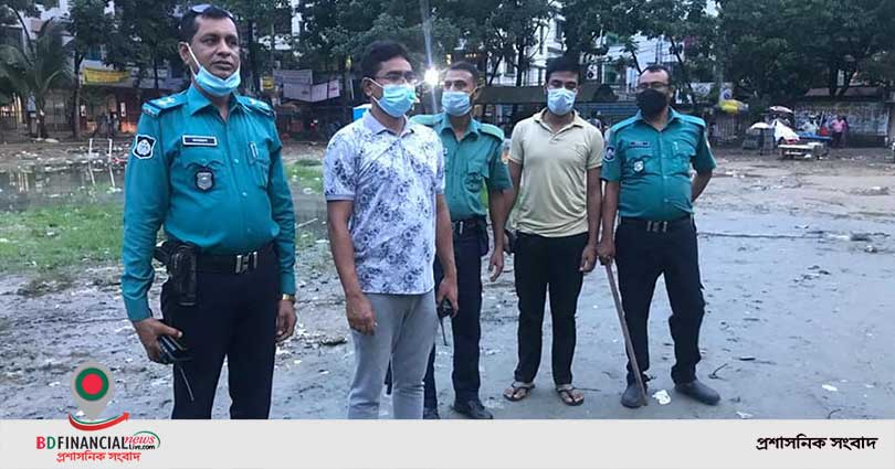 রাজধানী‌তে খেলার মাঠ দখল করে দোকানপাট; ইনবক্সে বার্তা পেয়ে উচ্ছেদ করলো পুলিশ