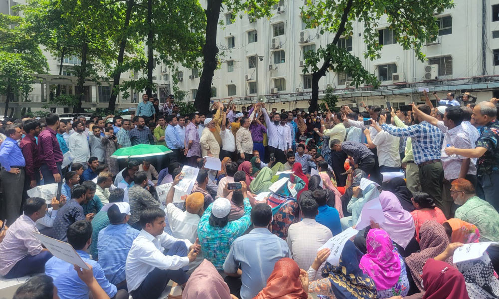 কড়া নিরাপত্তার মধ্যে সচিবালয়ে আজও বিক্ষোভ চলছে