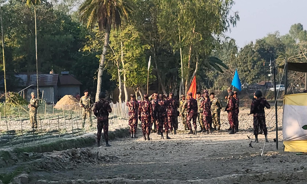 ফুলবাড়ী সীমান্তে সড়ক নির্মাণ, কথা রা‌খে‌নি বিএসএফ