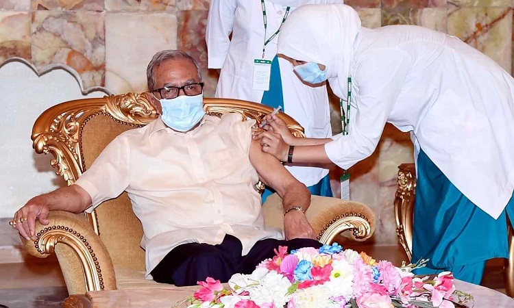 করোনার ডোজ সম্পন্ন করেছেন  রাষ্ট্রপতি আব্দুল হামিদ