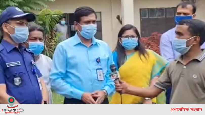 প্রধানমন্ত্রীর নির্দেশনা অনুসারে সবাইকেই টিকা দেওয়ার ব্যবস্থা করবো : জেলা প্রশাসক