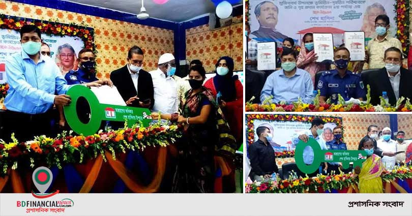 নড়াইলে ভূমিহীন ও গৃহহীন পরিবারকে প্রধানমন্ত্রীর পক্ষে ঘরের চাবি এবং দলিল হস্তান্তর করেন জেলা প্রশাসক