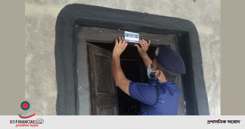 গাজীপুরের শ্রীপুরে অপরাধ নির্মূলে বাড়ি বাড়ি বিট পুলিশিং’র স্টিকার লাগিয়ে দিচ্ছে পুলিশ