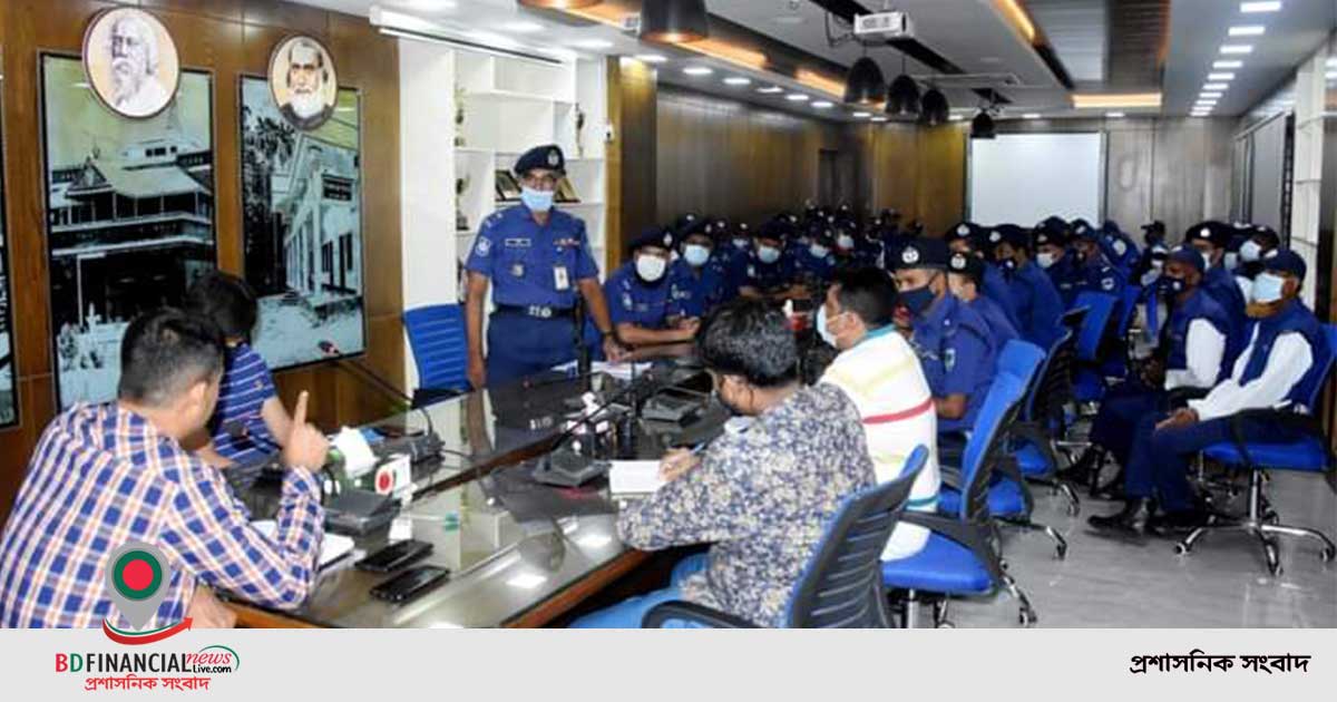 কুষ্টিয়ায় মাস্ক পরিধান জোরদারে ট্রাফিক পুলিশের করনীয় বিষয়ে মতবিনিময় সভা