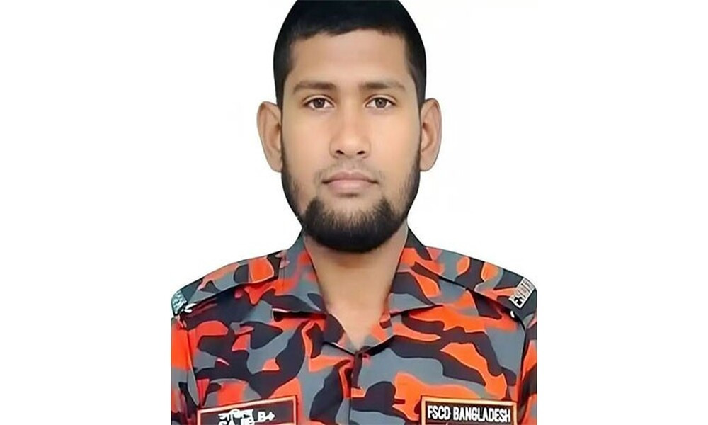 ফায়ার ফাইটার দিবসে ট্রাক নিল ফায়ার ফাইটারের প্রাণ
