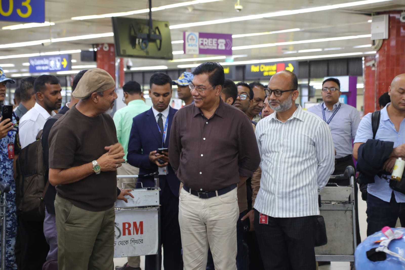 শাহজালাল বিমানবন্দরে মন্ত্রীর আকস্মিক পরিদর্শন