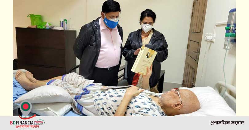 হাসপাতালে বই পড়ে সময় কাটাচ্ছেন সাবেক অর্থমন্ত্রী মুহিত