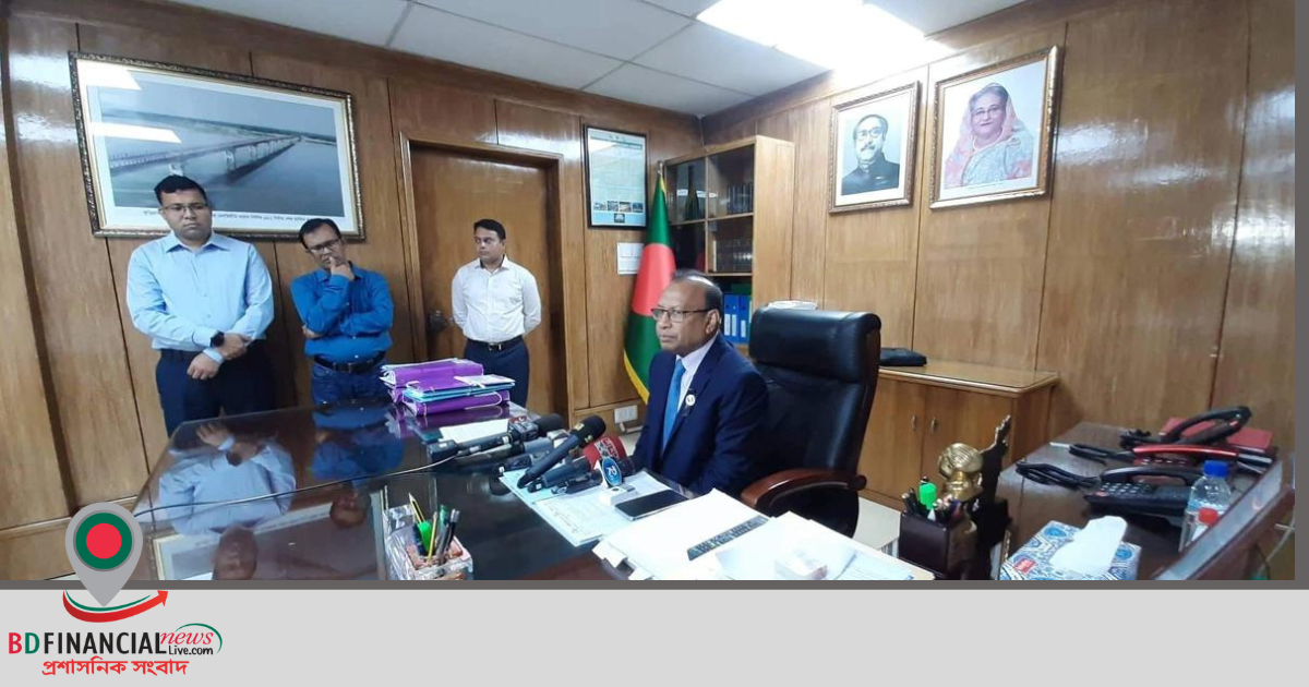 সব কর্মকর্তা সঠিক সময়ে অফিসে এসেছেন : মন্ত্রী তাজুল