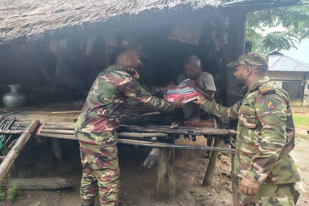 চট্টগ্রামে বন্যার্তদের পাশে সেনাবাহিনী, মানবিক সহায়তা অব্যাহত