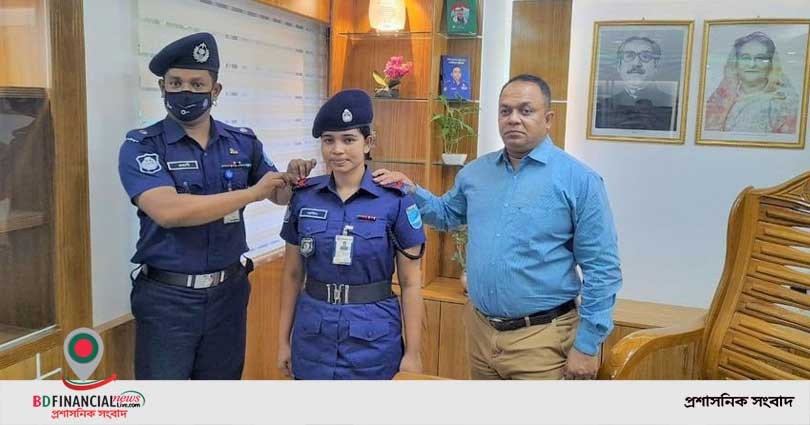 গাজীপুরে কনস্টেবল নার্গিস আক্তারকে নায়েক পদে পদোন্নতি হওয়ায় র্যাংকিং ব্যাজ পড়িয়ে দেন পুলিশ সুপার