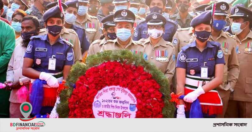 বঙ্গবন্ধুর জন্মদিন ও জাতীয় শিশু দিবসে মানিকগঞ্জ পুলিশের শ্রদ্ধা নিবেদন