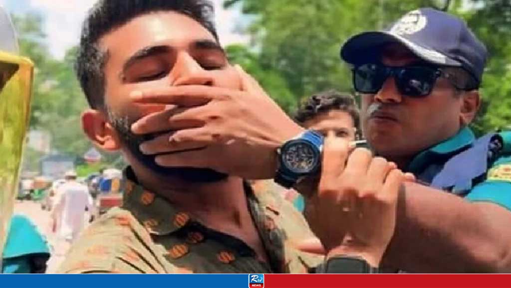শিক্ষার্থীর মুখ চেপে ধরা সেই পুলিশ পরিদর্শক বরখাস্ত