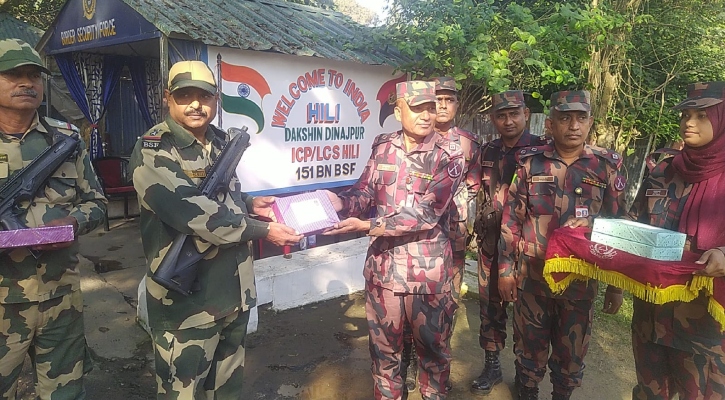 মিষ্টি উপহার দিয়ে সীমান্তে বিজিবি ও বিএসএফের শুভেচ্ছা বিনিময়