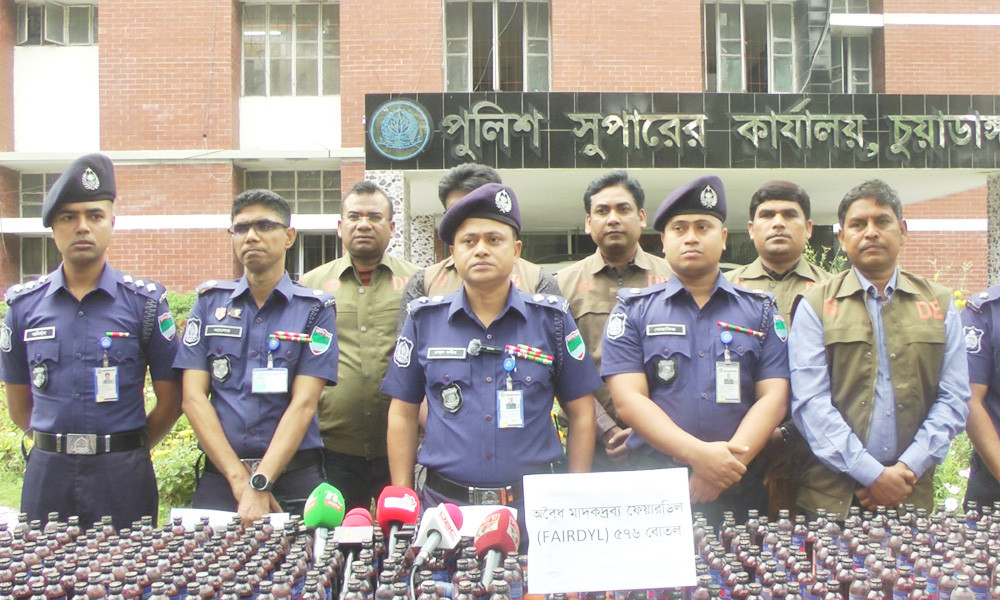 চুয়াডাঙ্গায় বিপুল ফেয়ারডিল জব্দ, প্রাইভেটকারসহ ২ মাদক কারবারি গ্রেপ্তার