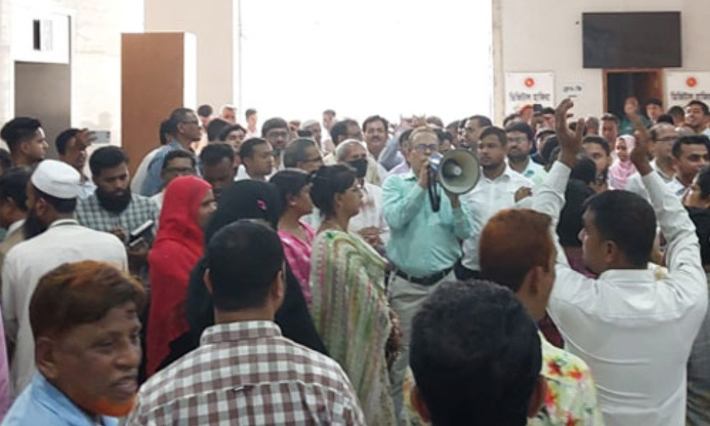 বিভিন্ন দাবিতে সচিবালয়ে কর্মচারীদের বিক্ষোভ