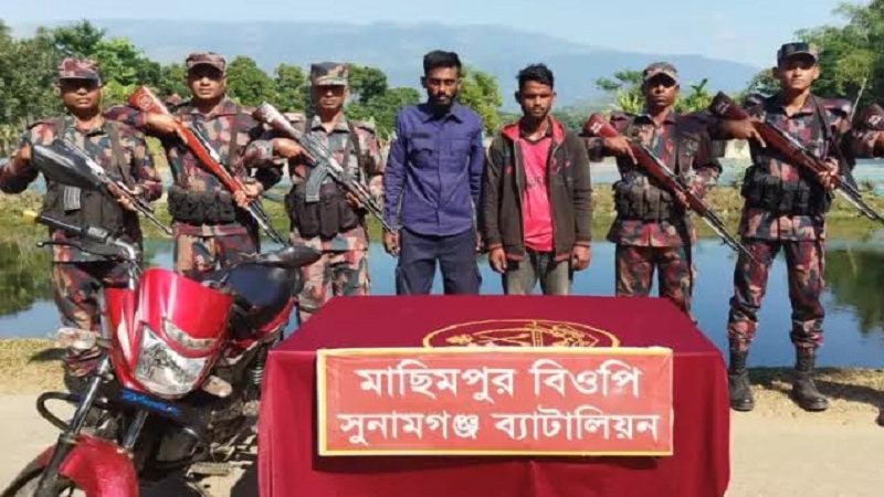 সীমান্ত থেকে ভুয়া পুলিশ সদস্যসহ আটক ২