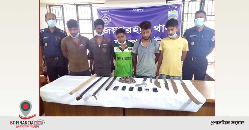 জয়পুহাটে ডাকাতি প্রস্তুতিকালে এ্যাম্বুলেন্স ও বিপুল পরিমানে দেশীয় অস্ত্র উদ্ধারসহ আটক ৫