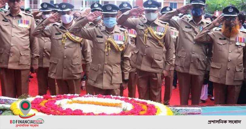 মহান স্বাধীনতা ও জাতীয় দিবসে ভোলা পুলিশ সুপারের শ্রদ্ধা নিবেদন