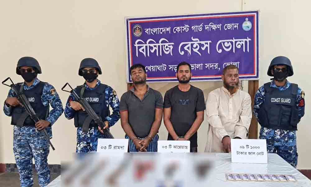 সারাবাংলা  ভোলায় কোস্ট গার্ডের অভিযানে অস্ত্রসহ ডাকাতদলের ৩ সদস্য আটক