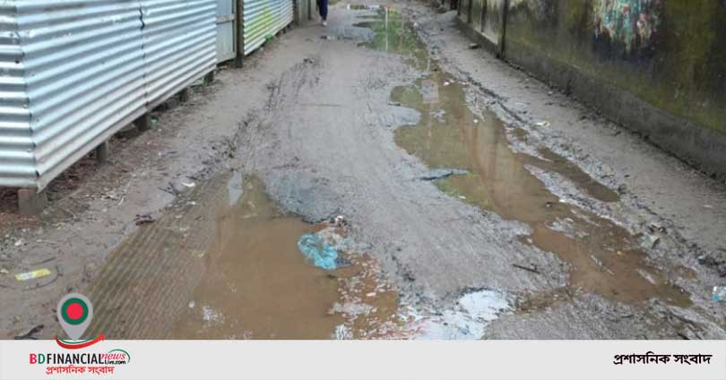 যে সড়কে ১২ মাস জমে থাকে পানি
