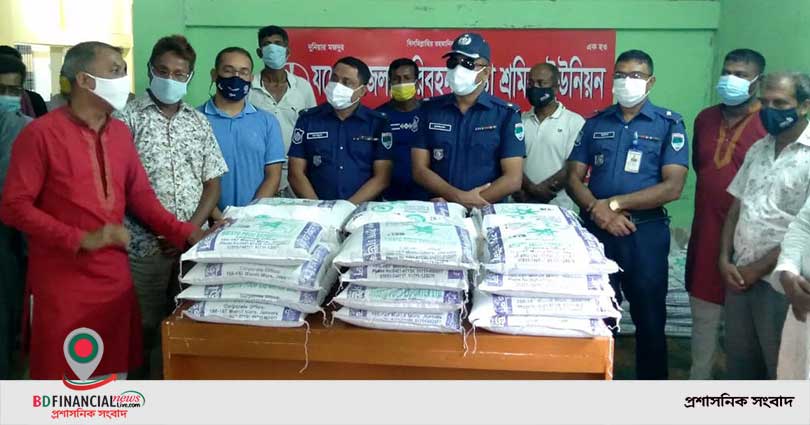 জেলা পরিবহন সংস্থা শ্রমিক ইউনিয়ন এর শ্রমিকদের মাঝে খাদ্য সহায়তা প্রদান করলো যশোর জেলা পুলিশ