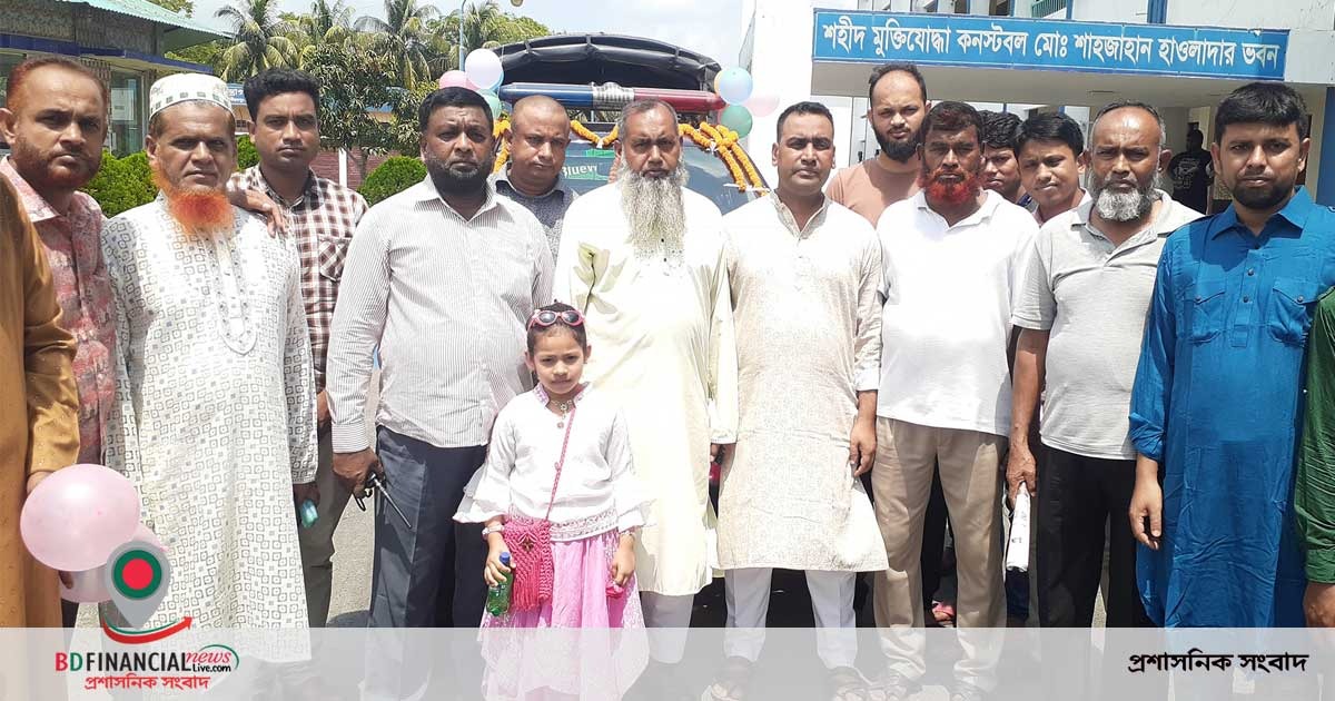 শরীয়তপুরে অবসর পাওয়া পুলিশ পরিদর্শককে বাড়ি পৌঁছে দিলেন পুলিশ সুপার