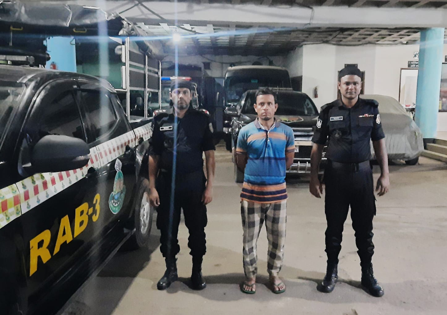 ০৯ টি মামলায় বিভিন্ন মেয়াদে সাজাপ্রাপ্ত পলাতক চরমপন্থী দলের সদস্য খায়রুল ইসলাম গাইন (৩৫)’কে গ্রেফতার করেছে র্যাব-৩