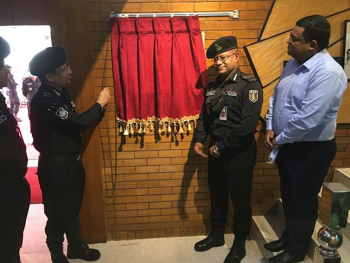 বঙ্গবন্ধুর প্রতি আজন্ম ভালোবাসা থেকেই   সদর দপ্তরে বঙ্গবন্ধু কর্নার উদ্বোধন করেন র‌্যাবের মহাপরিচালক