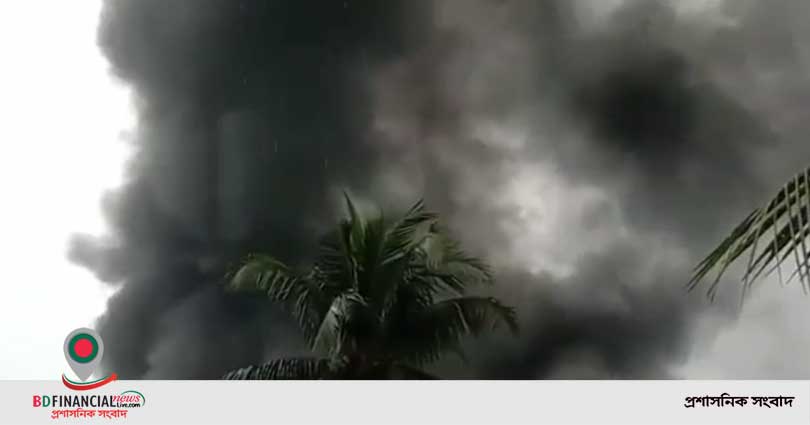 যাত্রাপুরে হার্ডবোর্ড কারখানায় আগুন নিয়ন্ত্রনে কাজ করছে ফায়ার সার্ভিস