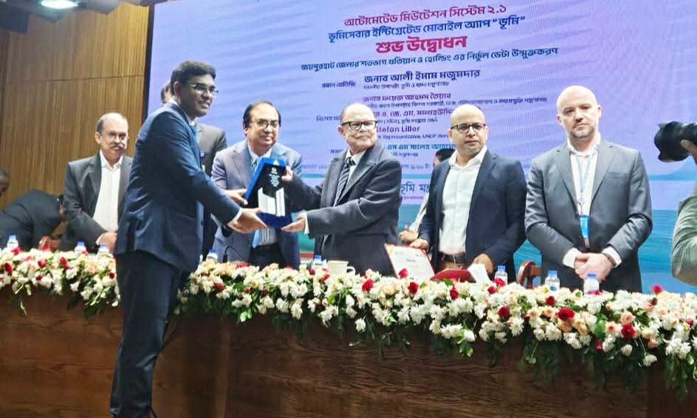 ভূমিসেবায় বিশেষ অবদান রাখায় পুরস্কার পেলেন পঞ্চগড়ের সাবেক ডিসি