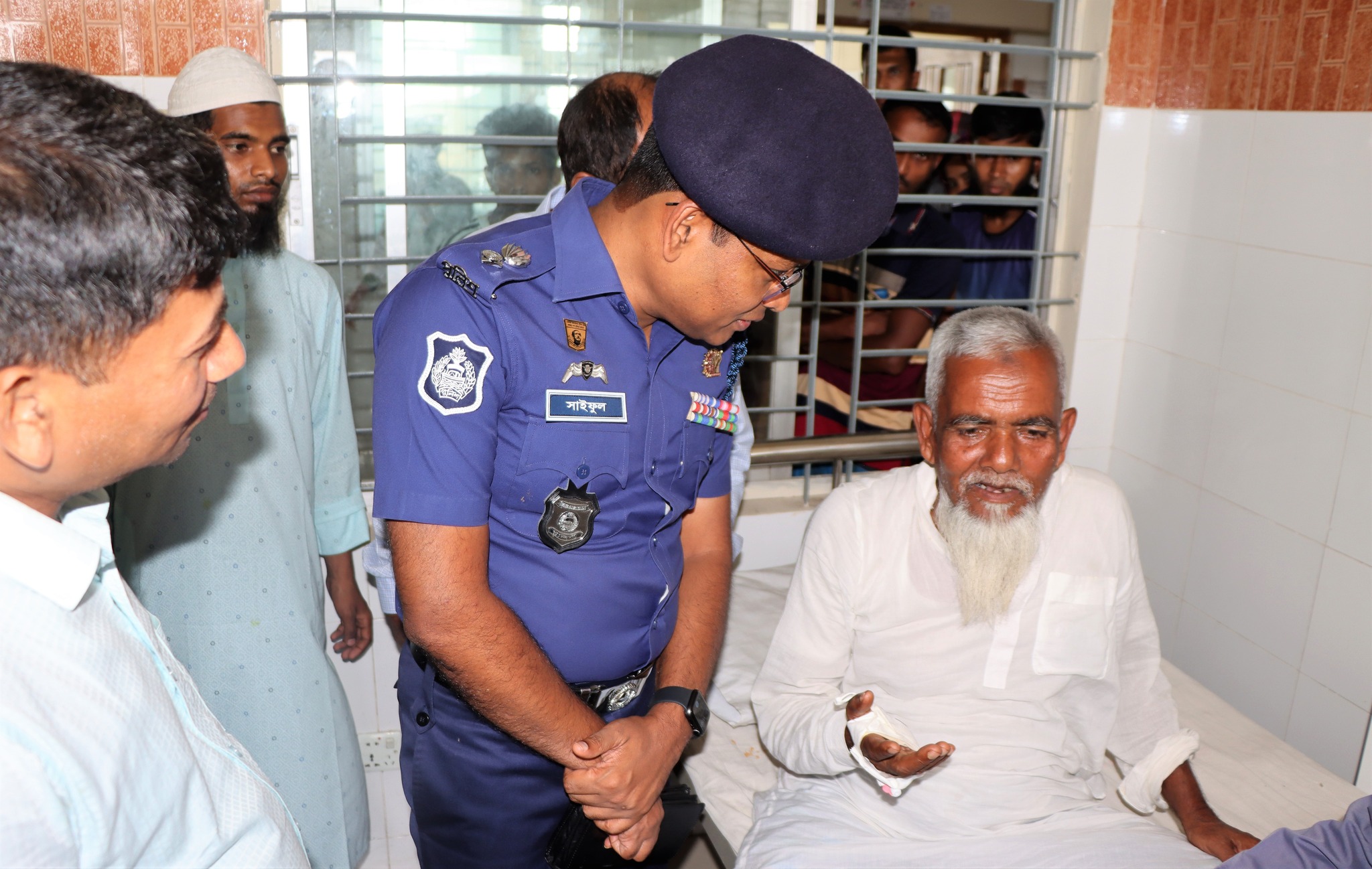 ১৫ মুসল্লিকে অচেতন করে লুট; খোঁজ-খবর নিতে হাসপাতালে পুলিশ সুপার