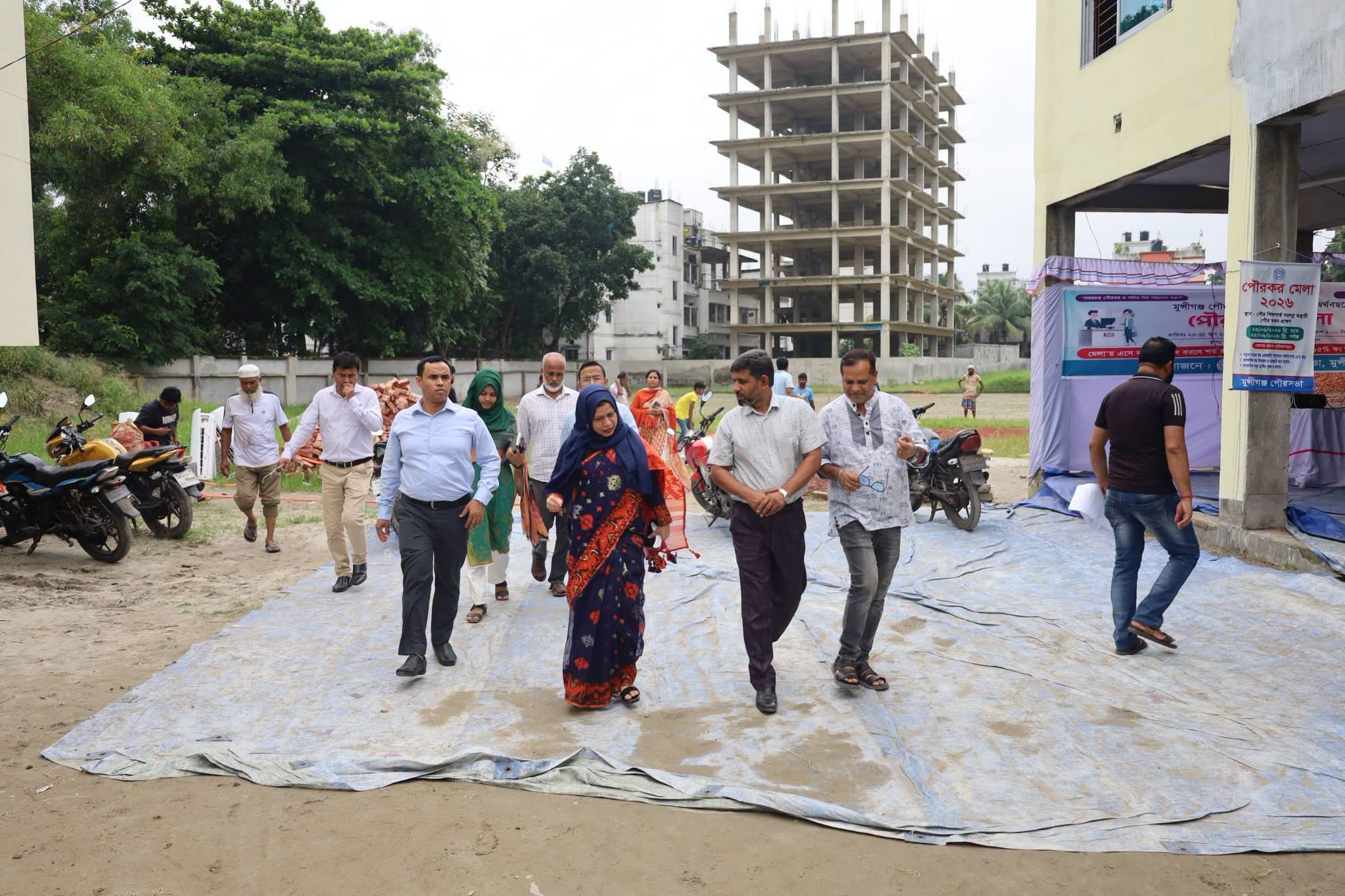 নির্মাণাধীন মুন্সীগঞ্জ পৌর শিশু পার্কের নির্মাণ কাজ আকস্মিক পরিদর্শন জেলা প্রশাসকের