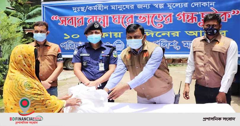 ময়মনসিংহে সারা জাগিয়েছে পুলিশের ১০ টাকায় দু’দিনের আহার