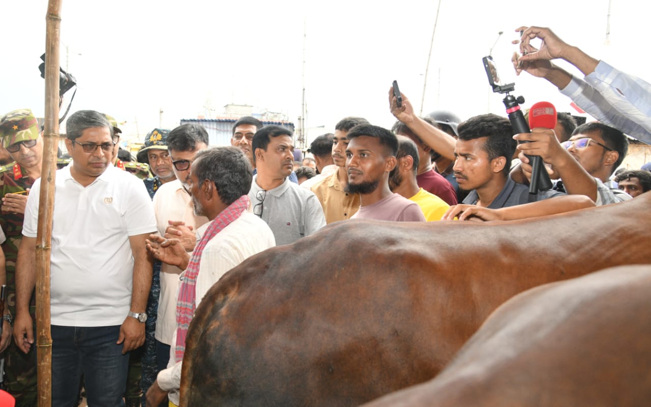 গাবতলী পশুর হাটে সন্তোষজনক পরিবেশ, নিরাপত্তায় কড়া নজরদারি: প্রতিমন্ত্রী