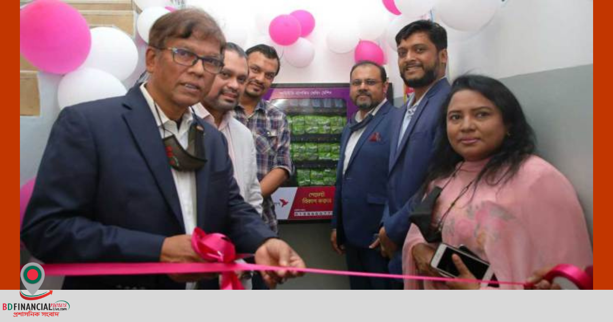 পোশাক কারখানায় নারী শ্রমিকদের স্যানিটারি ন্যাপকিন ভেন্ডিং মেশিন স্থাপন করছে বিকাশ