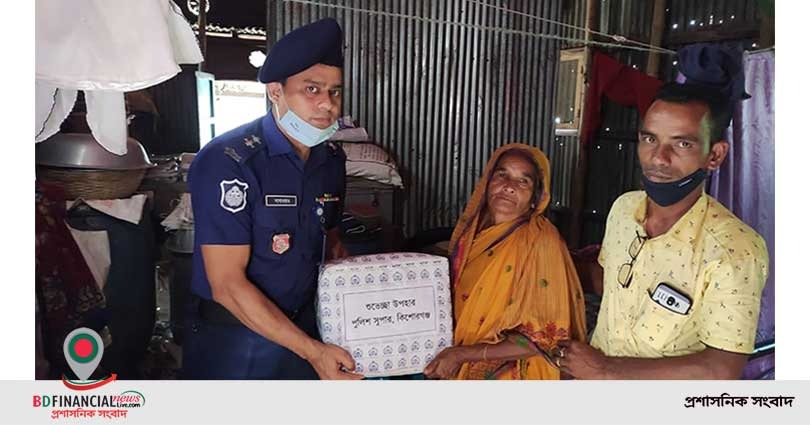 শোলাকিয়ায় জঙ্গী হামলায় নিহতদের স্বজনকে উপহার সামগ্রী দিলেন কিশোরগঞ্জের এসপি