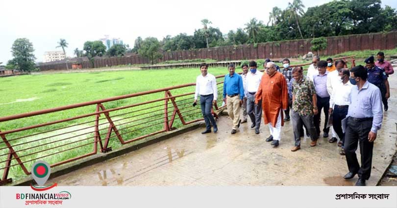 ধোপাদিঘী সংস্কার ও উন্নয়ন কাজ পরিদর্শনে প্রবাসীকল্যাণ মন্ত্রী