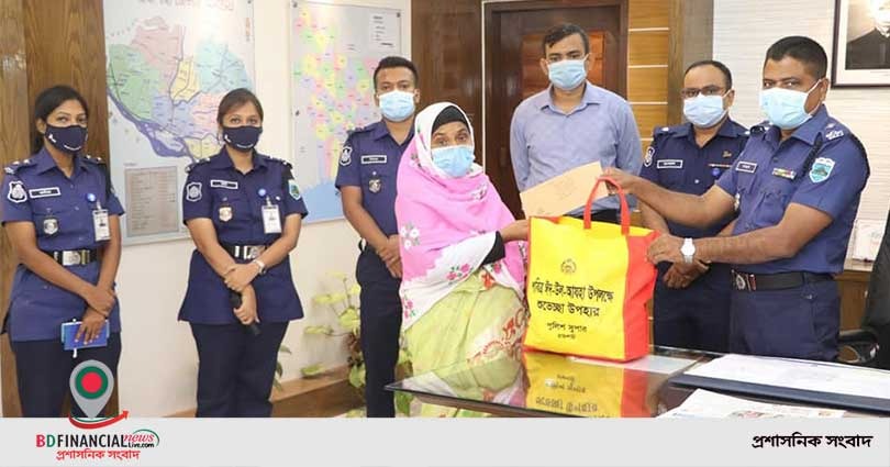 রাজশাহীতে কর্তব্যরত অবস্থায় জীবন উৎসর্গকারী পুলিশ পরিবারের অনুকূলে ঈদ উপহার প্রদান