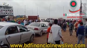 সোমবার থেকে কঠোর লকডাউনে : মুন্সীগঞ্জের শিমুলিয়ায় ফেরিতে যাত্রীর চাপ বেড়েছে