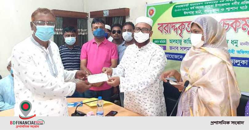 ভালুকায় ধর্মবিষয়ক মন্ত্রণালয়ের অনুদান শাখার চেক বিতরণ