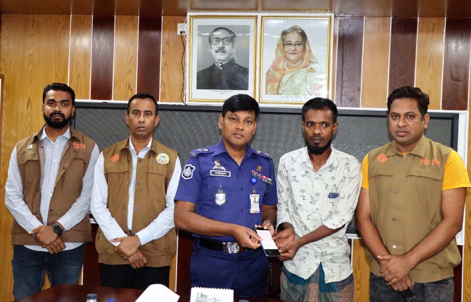 ভোলায় হারিয়ে যাওয়া ১০টি স্মার্ট ফোন উদ্ধার পূর্বক প্রকৃত মালিকের নিকট হস্তান্তর