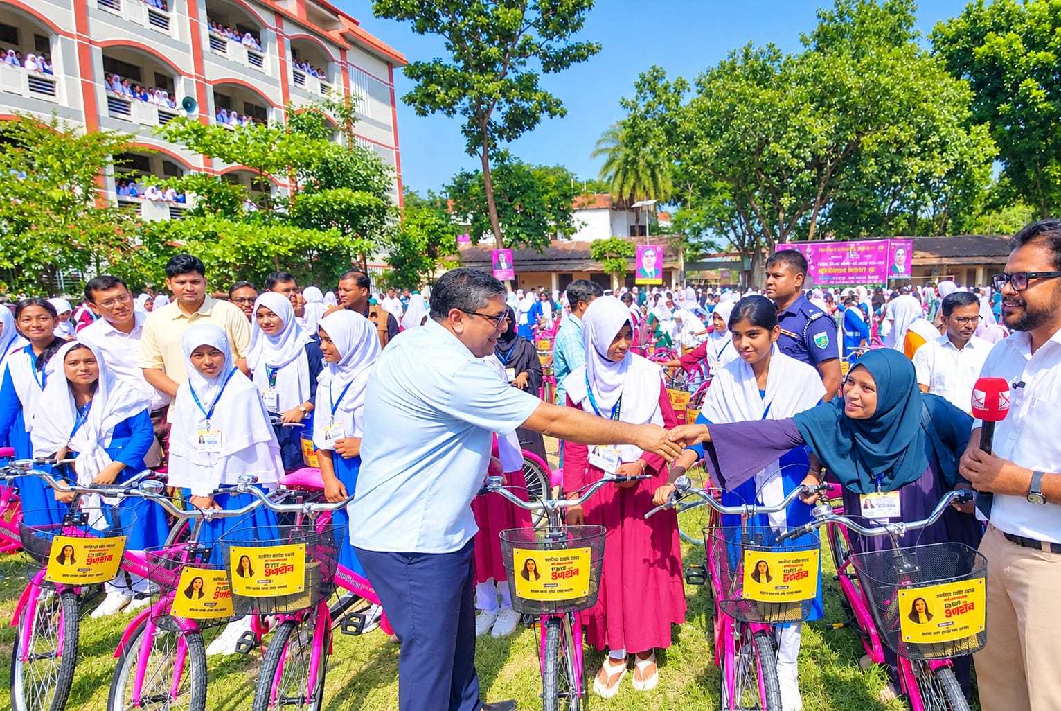 জাইমার জন্মদিনে ৫৪৮ ছাত্রীকে সাইকেল দিলেন প্রতিমন্ত্রী