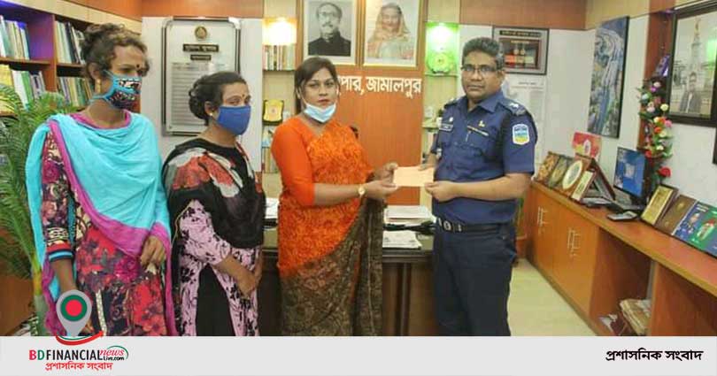তৃতীয় লিঙ্গের মানুষদের মাঝে জামালপুর জেলা পুলিশ সুপার এর অর্থ সহায়তা প্রদান