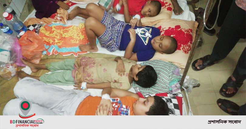 ঘরে আগুন দিয়ে চার সন্তানসহ মায়ের বিষপানে আত্মহত্যার চেষ্টা