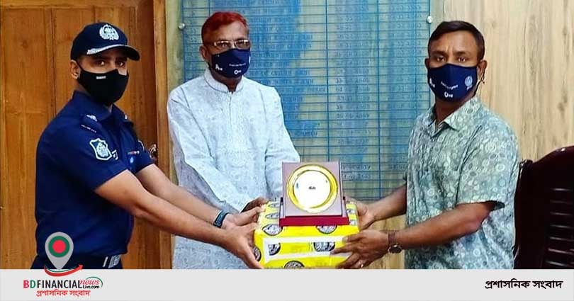নড়াইলে অবসরে যাওয়া সহকর্মীকে বাড়ি পৌঁছে দিলেন পুলিশ সুপার